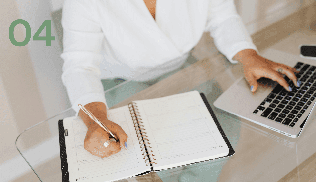 Ärztin von oben mit Laptop und Notizbuch