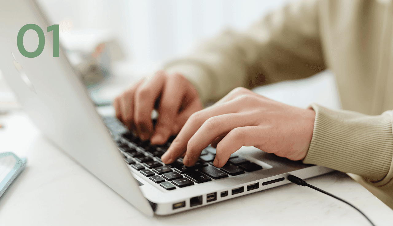 Person tippt am Laptop