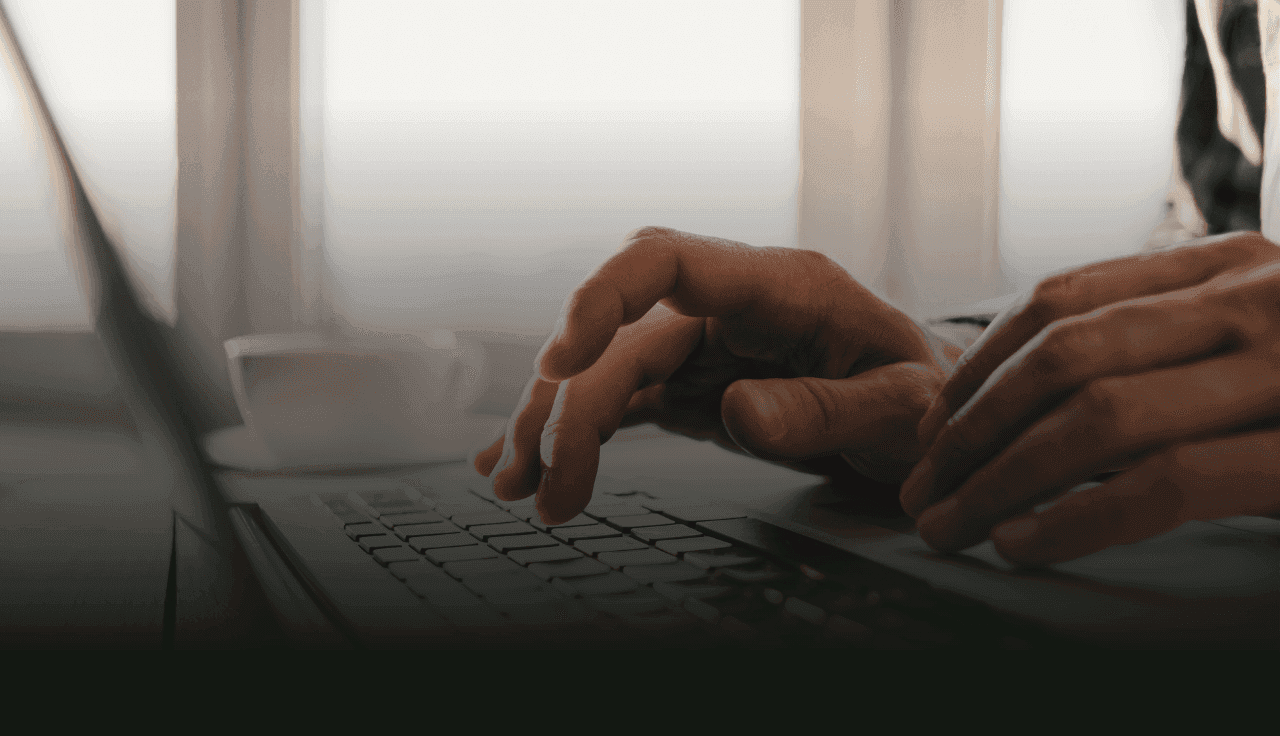 Person tippt am Laptop