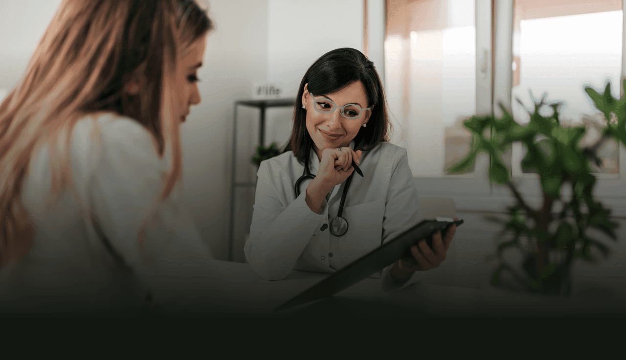 Ärztin berät eine Patientin